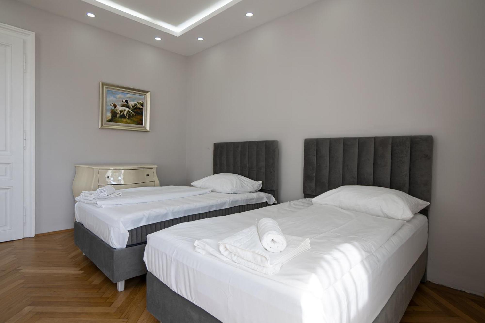 Charming 2-Room Apartment With Balcony, 15 Min To Center Bécs Kültér fotó