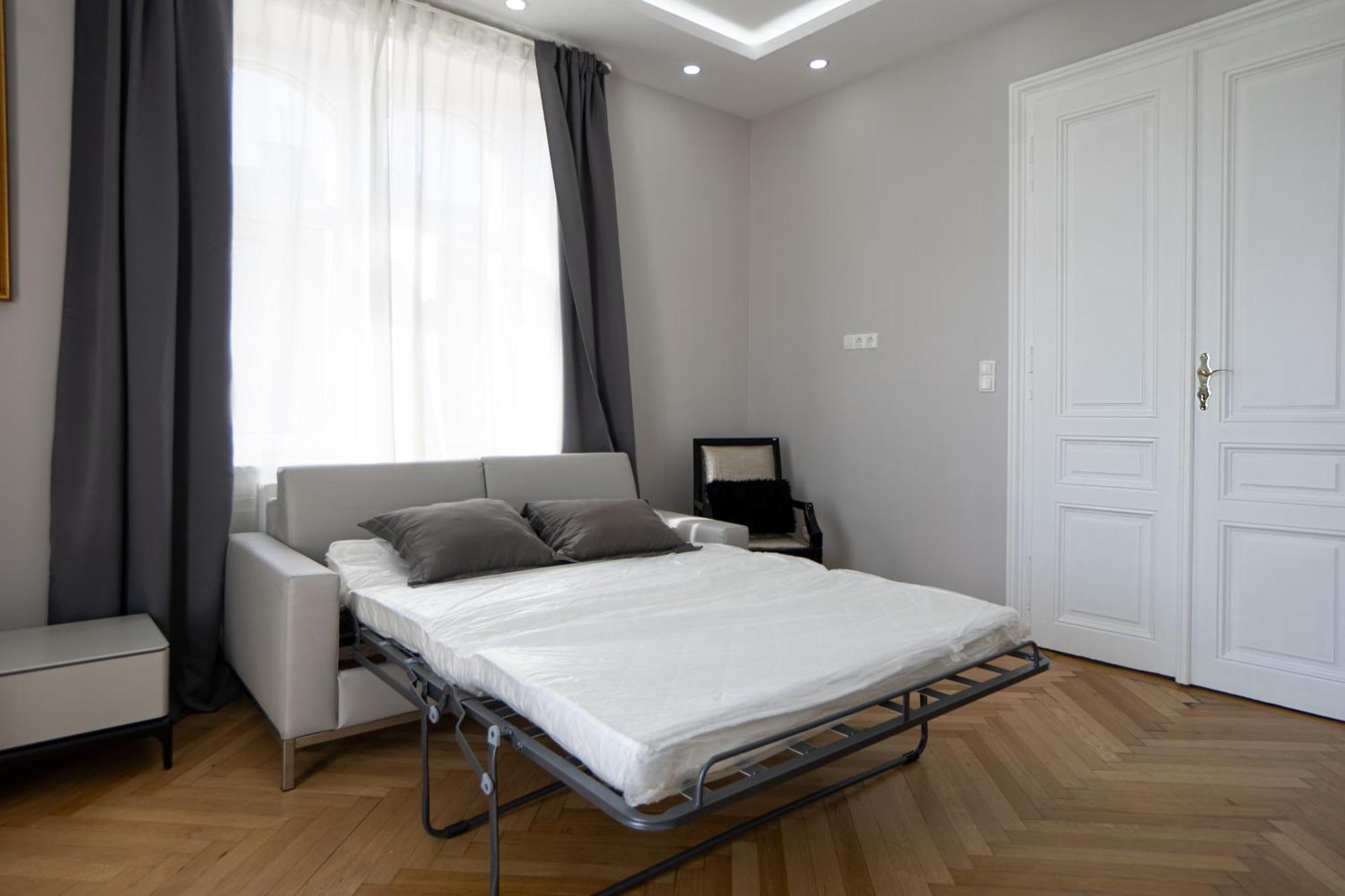 Charming 2-Room Apartment With Balcony, 15 Min To Center Bécs Kültér fotó