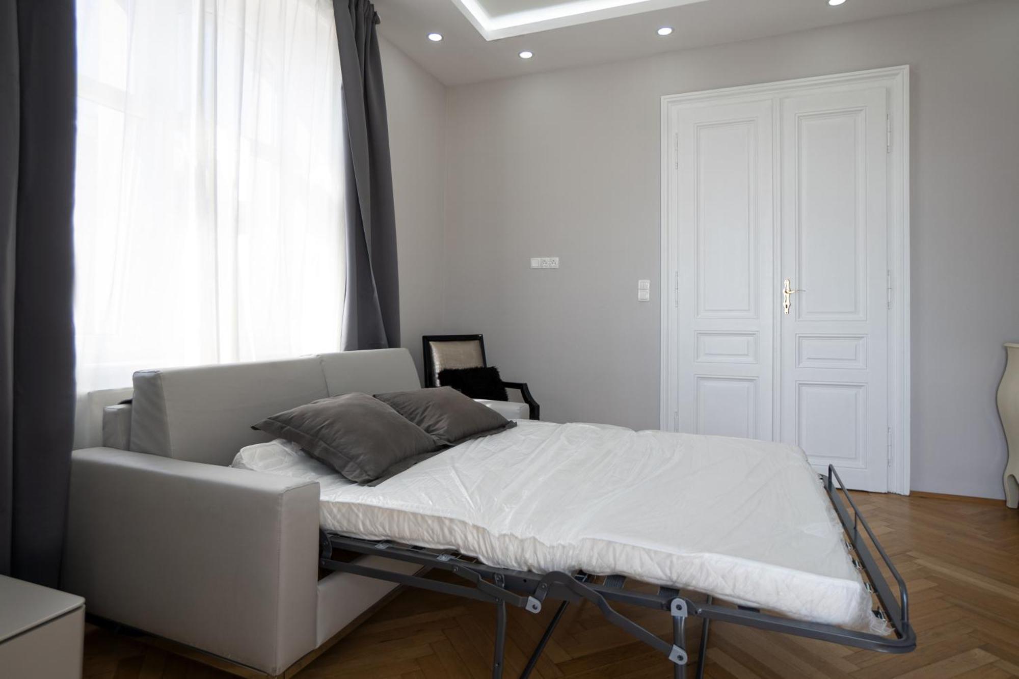 Charming 2-Room Apartment With Balcony, 15 Min To Center Bécs Kültér fotó