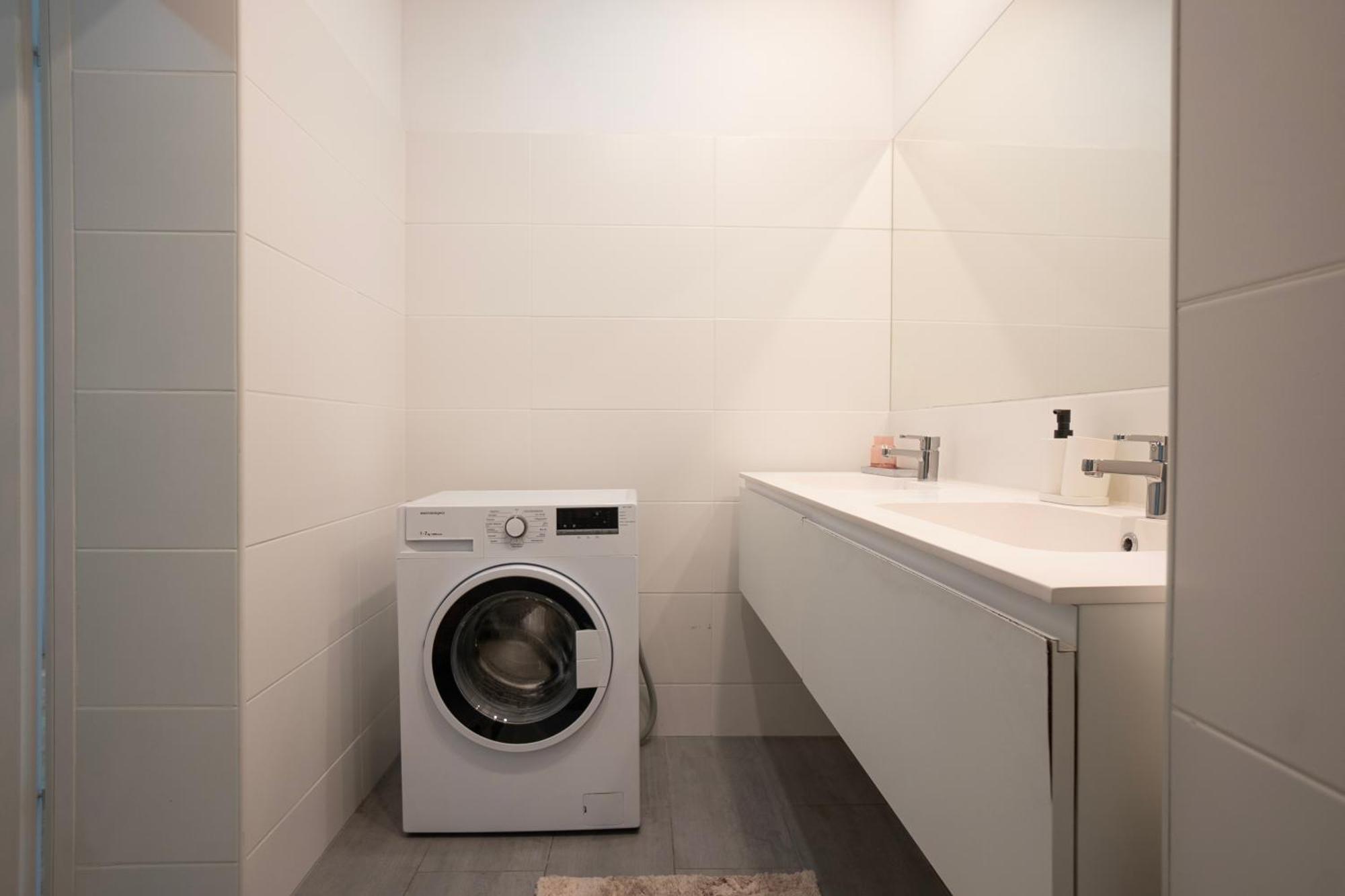 Charming 2-Room Apartment With Balcony, 15 Min To Center Bécs Kültér fotó
