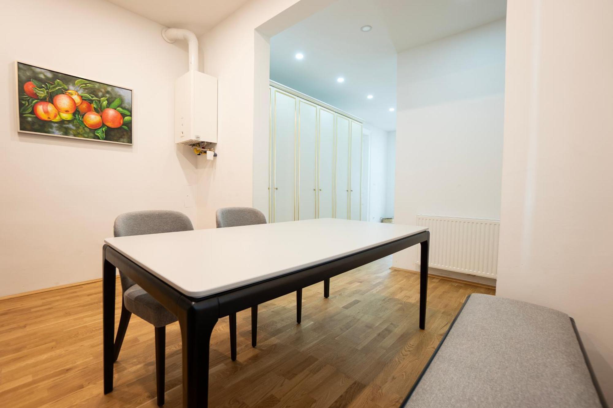 Charming 2-Room Apartment With Balcony, 15 Min To Center Bécs Kültér fotó