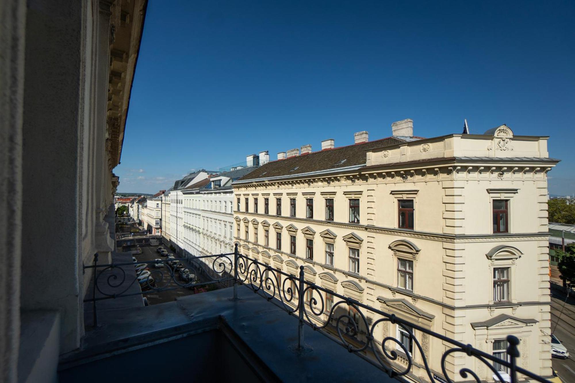Charming 2-Room Apartment With Balcony, 15 Min To Center Bécs Kültér fotó