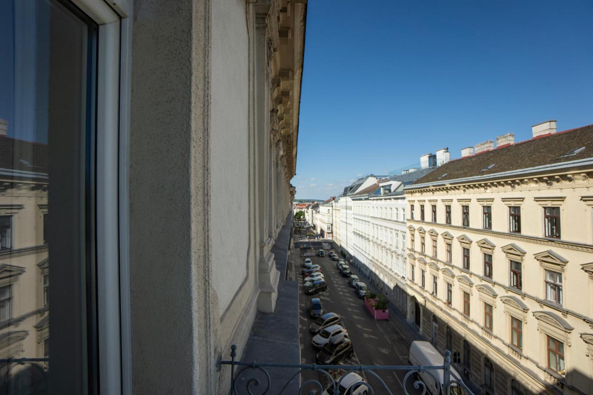 Charming 2-Room Apartment With Balcony, 15 Min To Center Bécs Kültér fotó