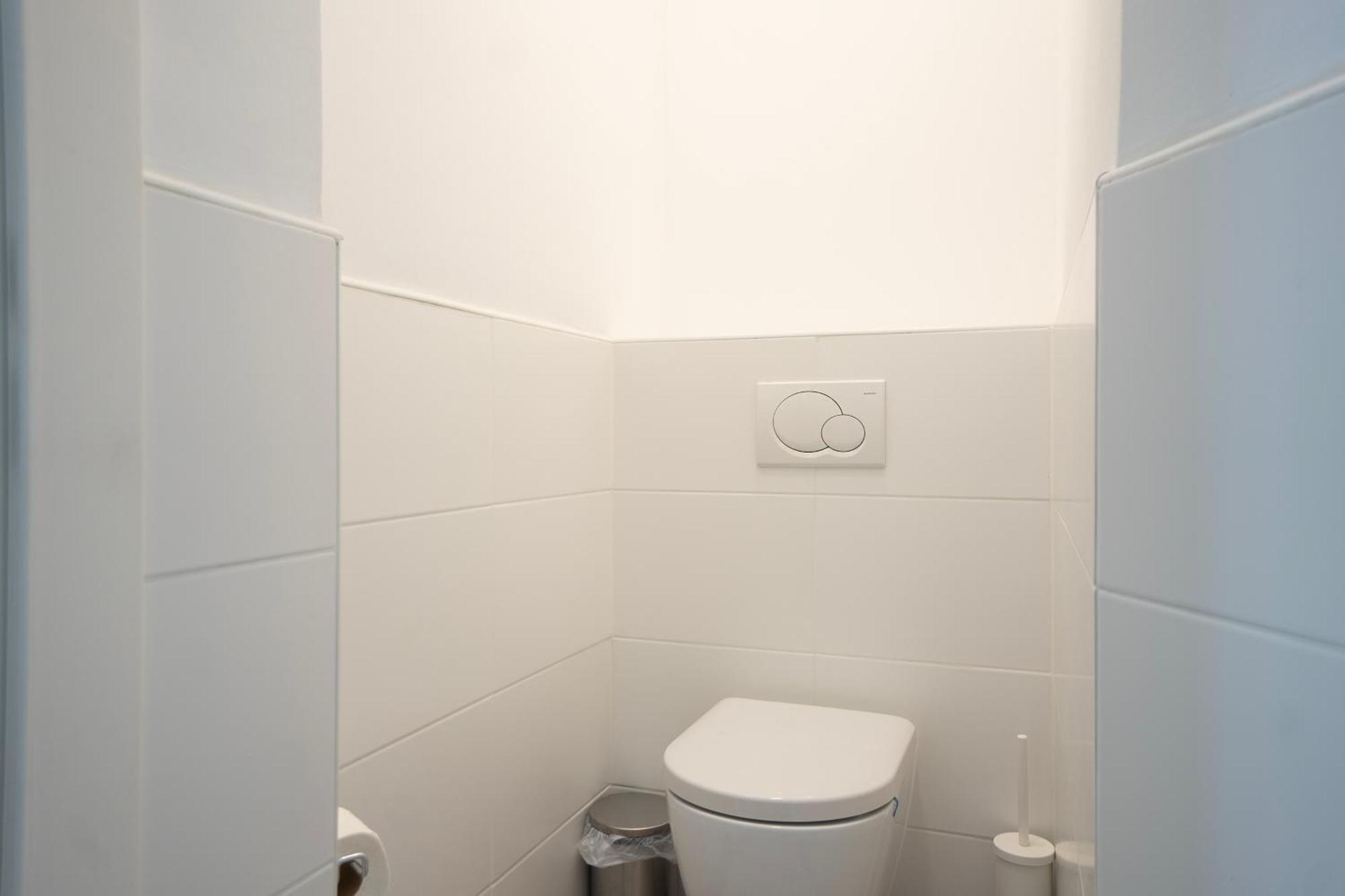 Charming 2-Room Apartment With Balcony, 15 Min To Center Bécs Kültér fotó