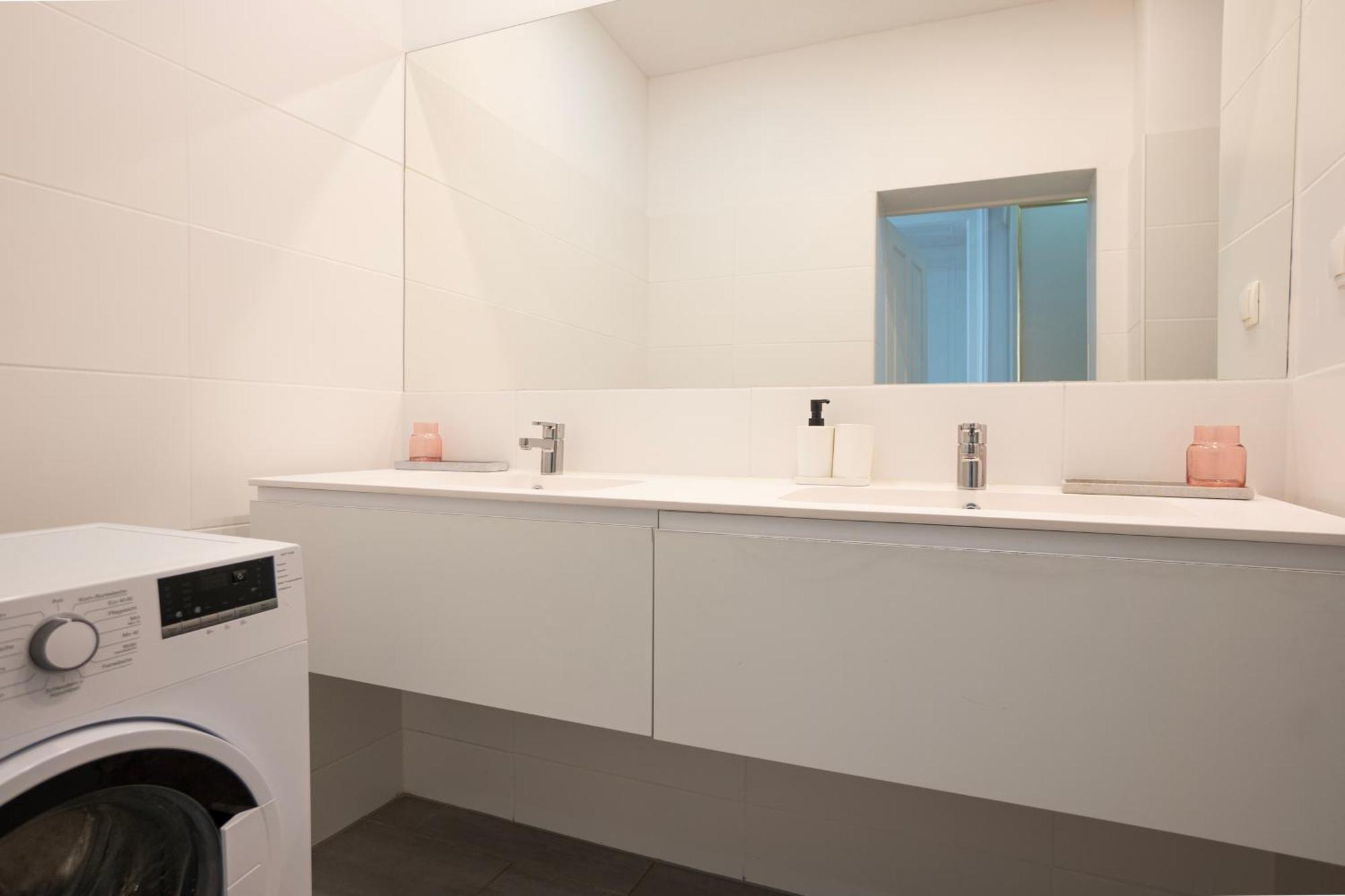 Charming 2-Room Apartment With Balcony, 15 Min To Center Bécs Kültér fotó