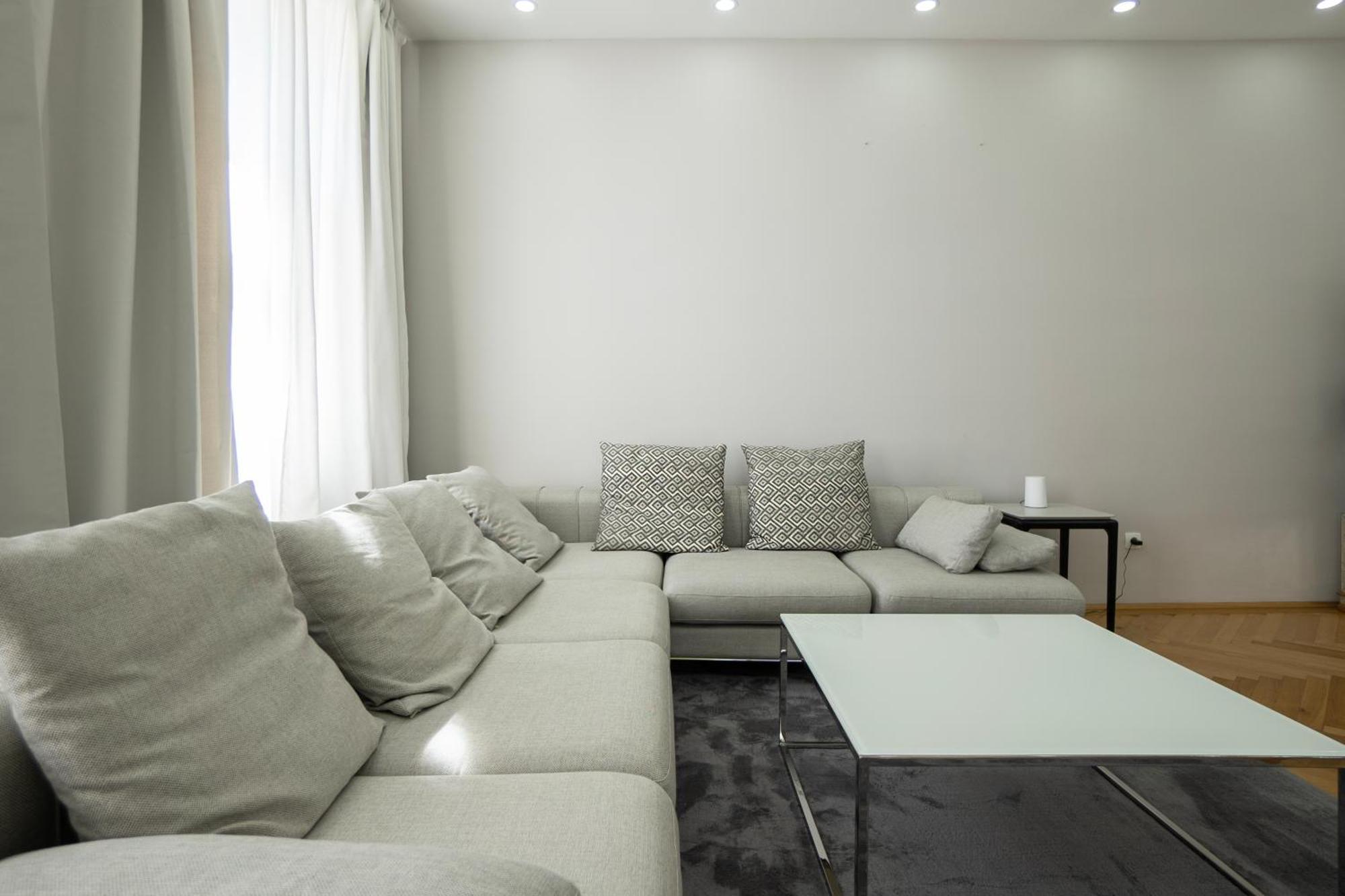 Charming 2-Room Apartment With Balcony, 15 Min To Center Bécs Kültér fotó