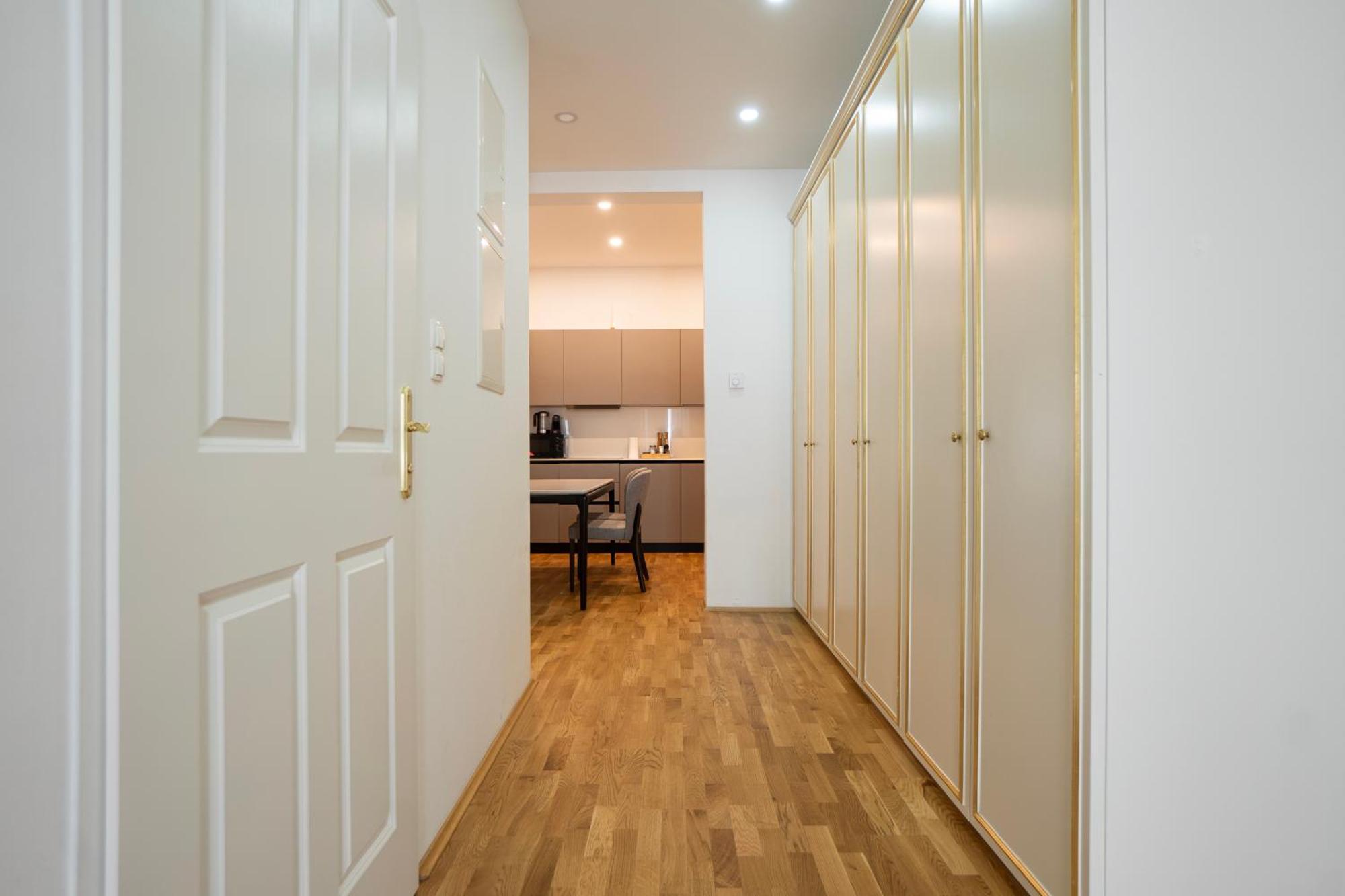 Charming 2-Room Apartment With Balcony, 15 Min To Center Bécs Kültér fotó
