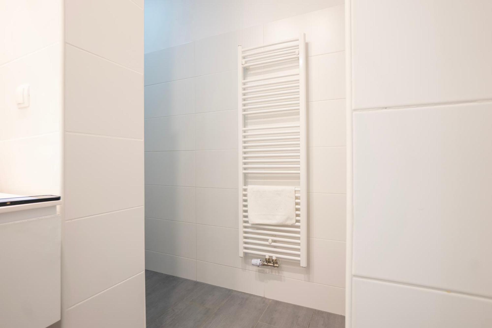 Charming 2-Room Apartment With Balcony, 15 Min To Center Bécs Kültér fotó