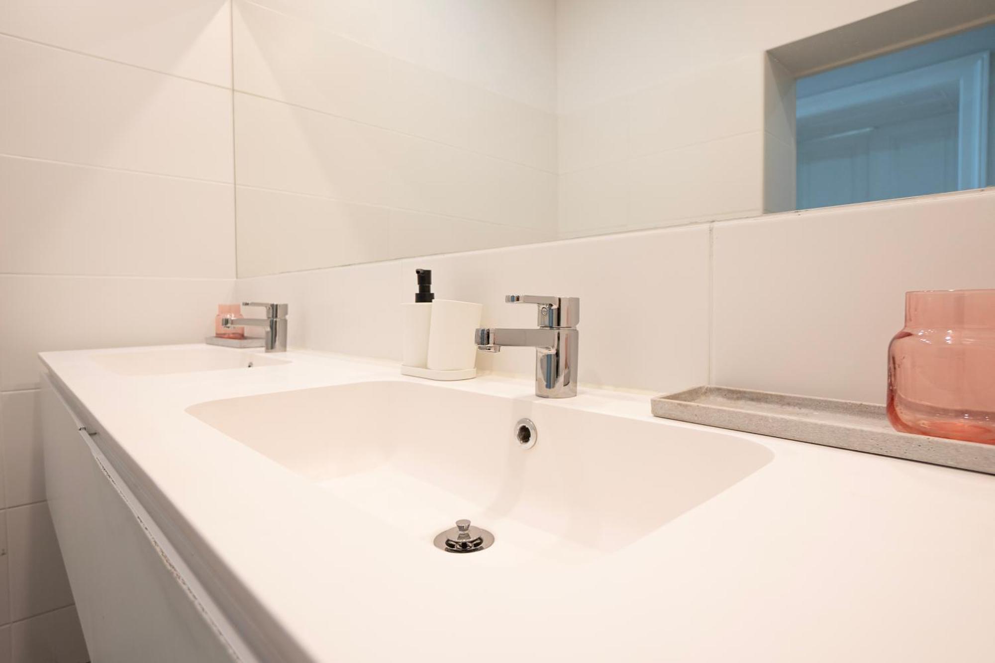 Charming 2-Room Apartment With Balcony, 15 Min To Center Bécs Kültér fotó