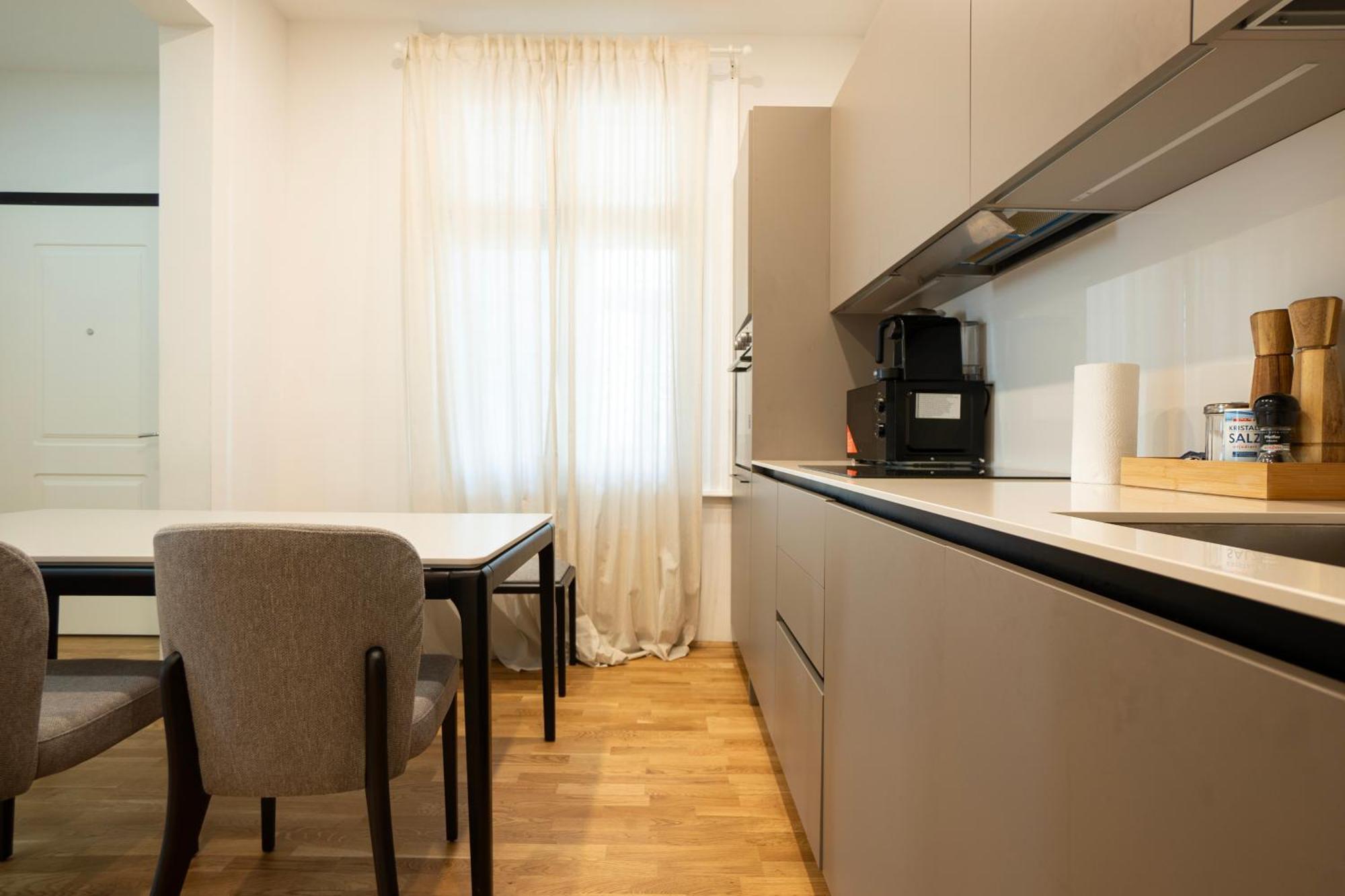 Charming 2-Room Apartment With Balcony, 15 Min To Center Bécs Kültér fotó